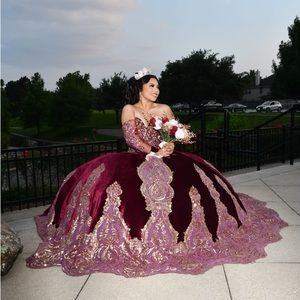 Quinceñera dress , burgundy wine color , with sequins and more, velvet
